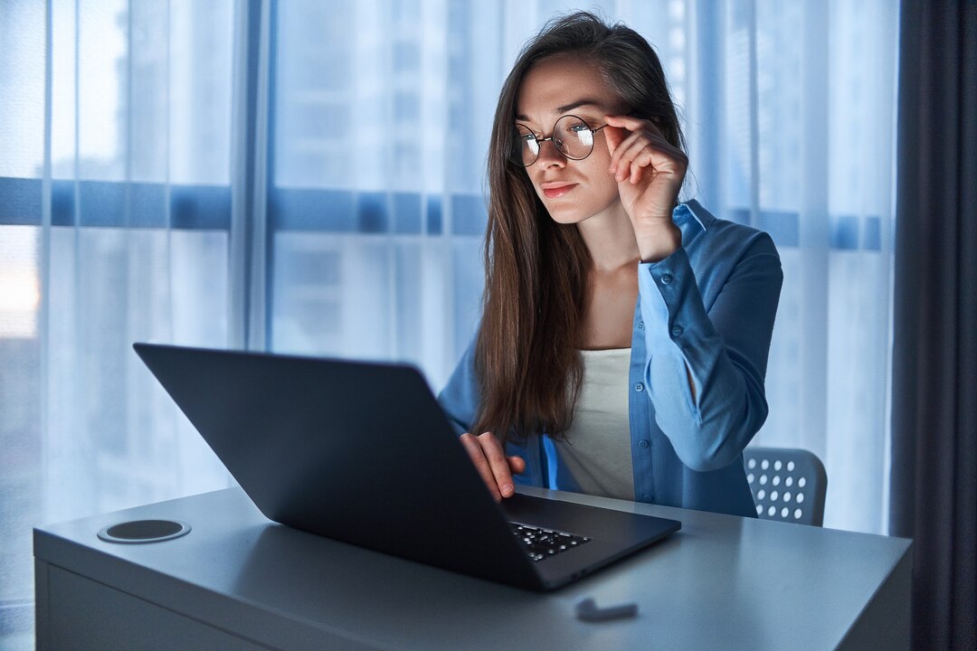 Consulta médica especializada en ergonomía visual con equipo profesional